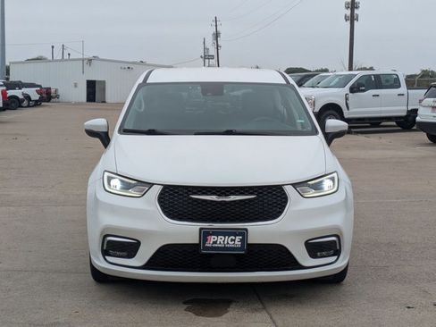 Used 2023 Chrysler Pacifica Touring-L FWD image 2