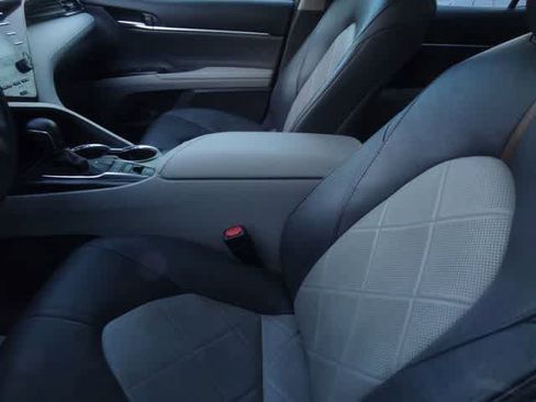 Used 2019 Toyota Camry XLE w/ Navigation Package FWD image 8