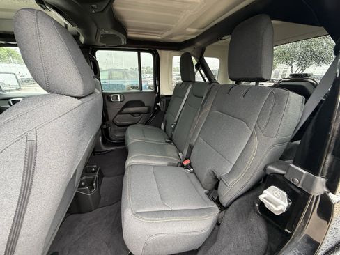 Used 2025 Jeep Wrangler Unlimited Sahara AWD/4WD image 29
