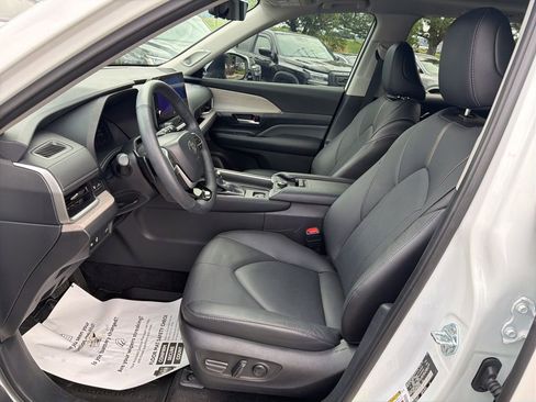 Used 2024 Toyota Grand Highlander AWD image 25