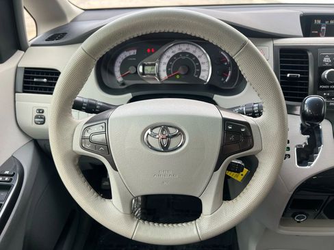 Used 2014 Toyota Sienna SE image 12
