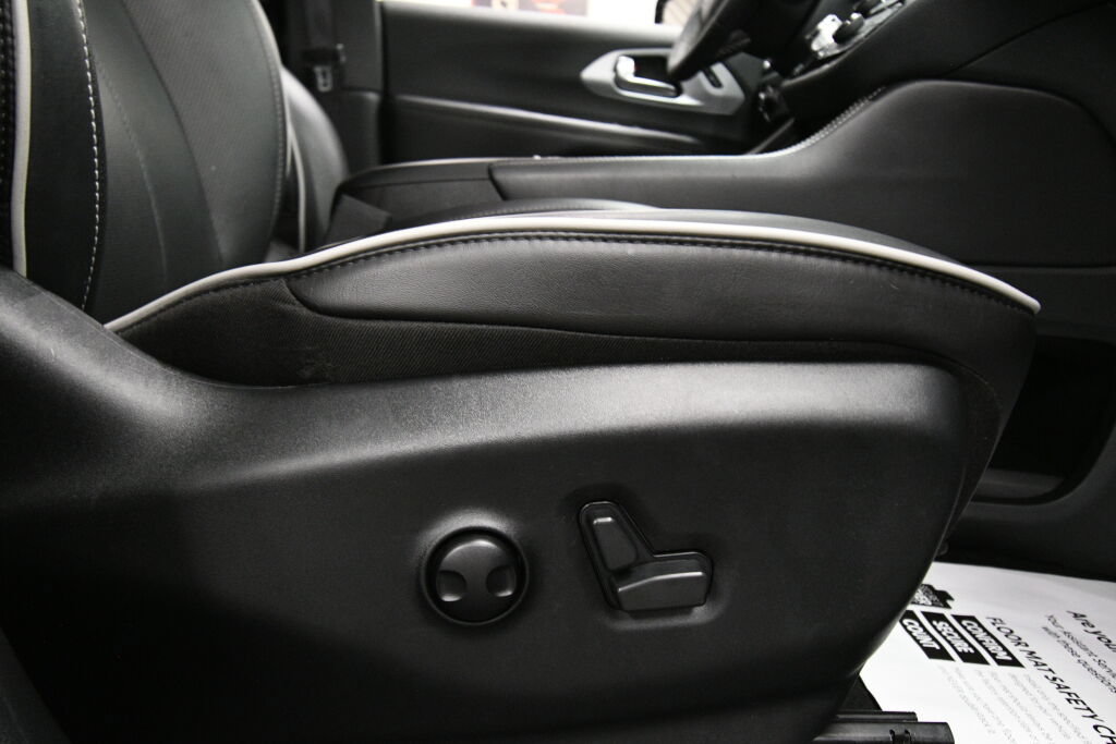 Used 2025 Chrysler Pacifica Limited FWD image 37