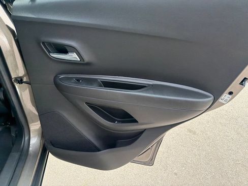 Used 2020 Chevrolet Trax LS FWD image 14
