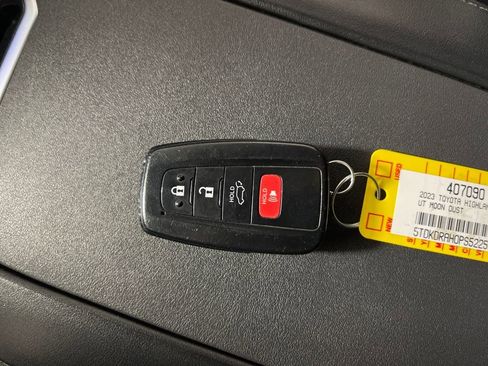 Used 2023 Toyota Highlander XLE image 27