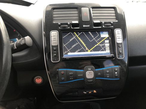 Used 2015 Nissan Leaf SV image 8