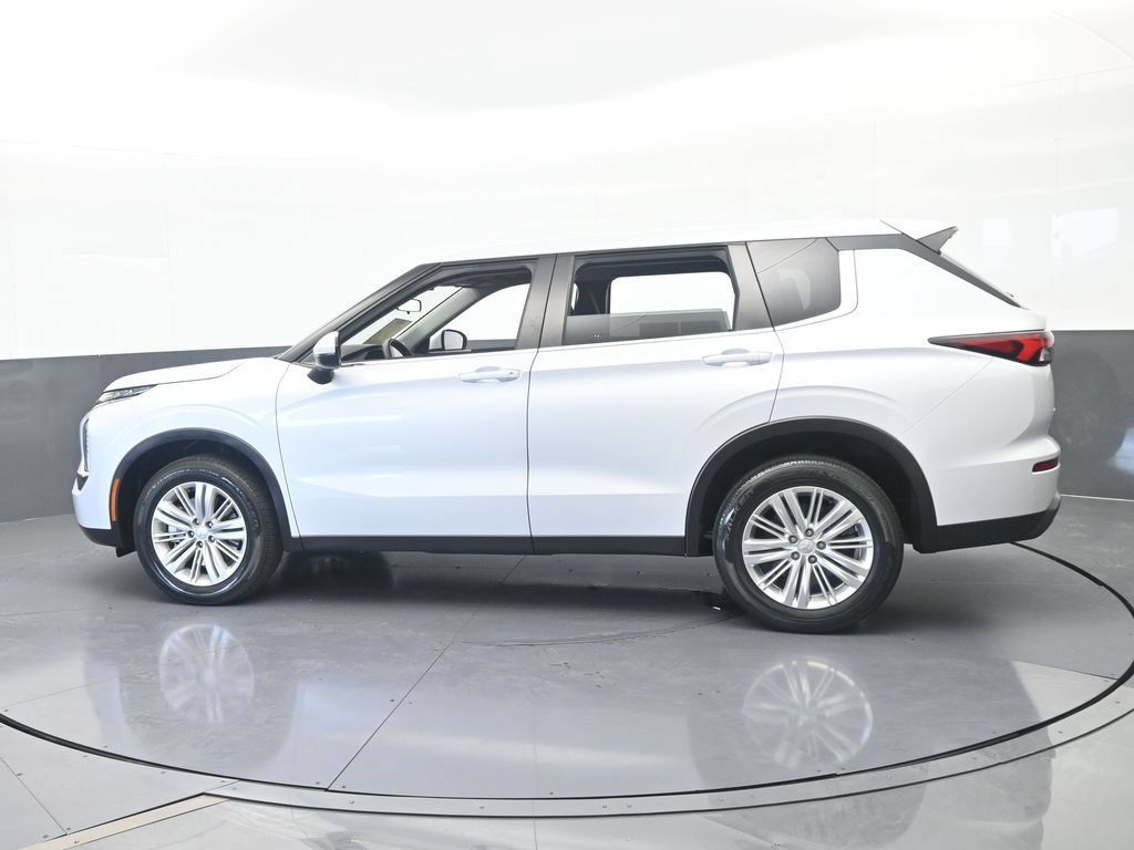 Used 2024 Mitsubishi Outlander ES FWD image 3