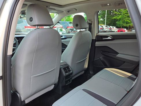 Certified 2022 Volkswagen Taos SE w/ Panoramic Sunroof Package AWD/4WD image 45