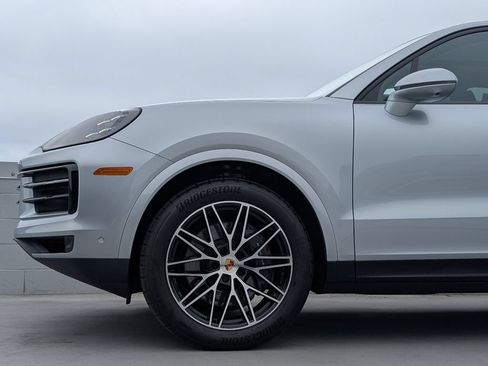 Certified 2025 Porsche Cayenne AWD/4WD image 9