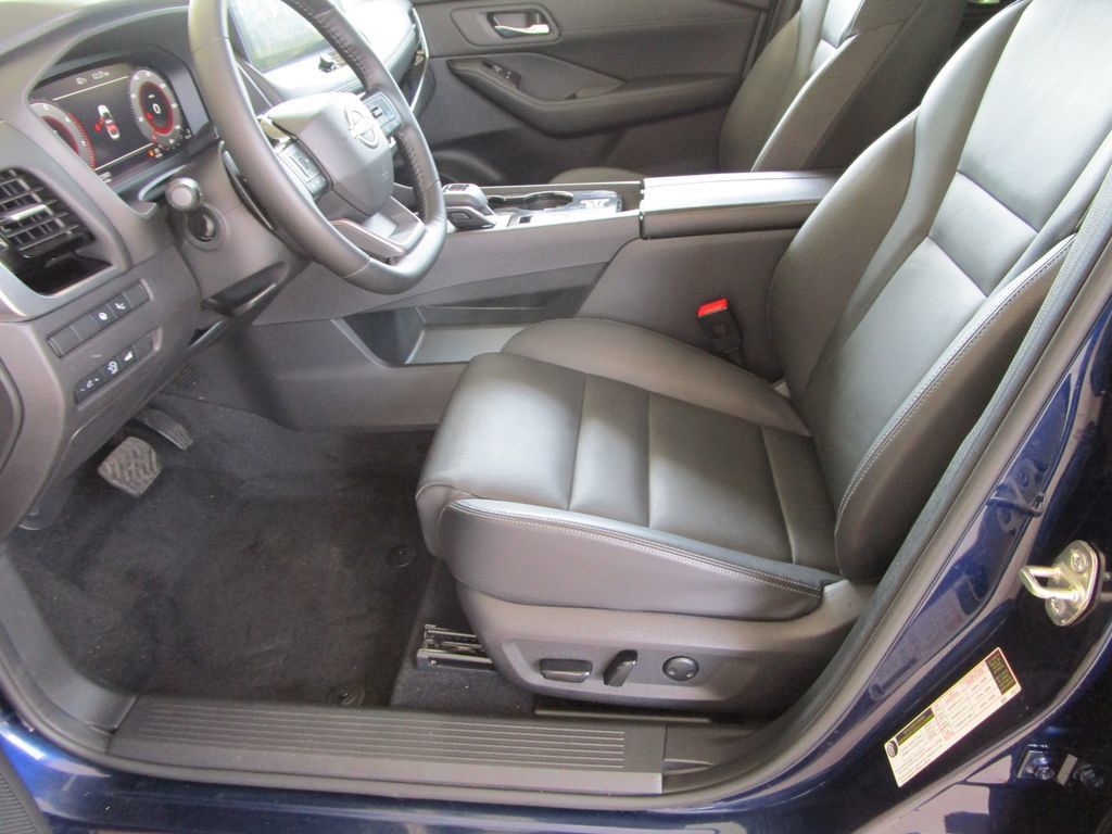 Used 2025 Nissan Rogue SL w/ Tech Package FWD image 27