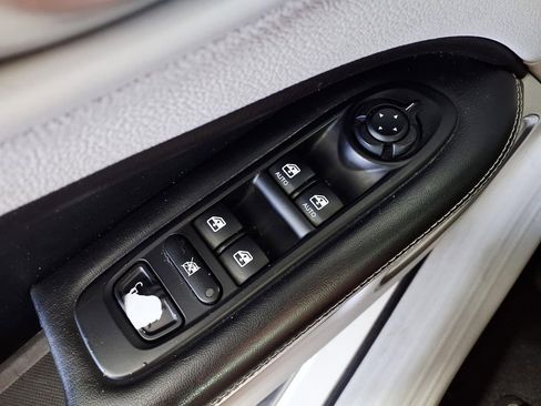 Used 2018 Jeep Compass Latitude w/ Popular Equipment Group FWD image 25