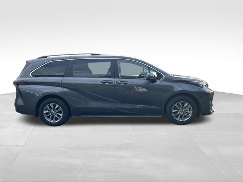 Used 2025 Toyota Sienna LE AWD/4WD image 6
