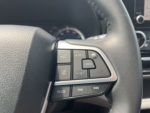 Used 2023 Toyota Highlander LE FWD image 16
