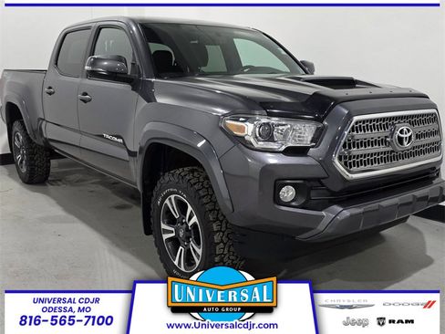 Used 2016 Toyota Tacoma TRD Sport image 1