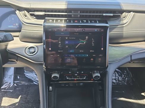Used 2022 Jeep Grand Cherokee L Overland w/ Luxury Tech Group IV RWD image 24