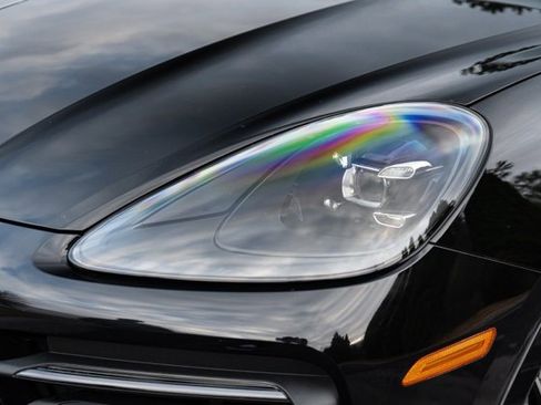 Used 2021 Porsche Cayenne Base image 3