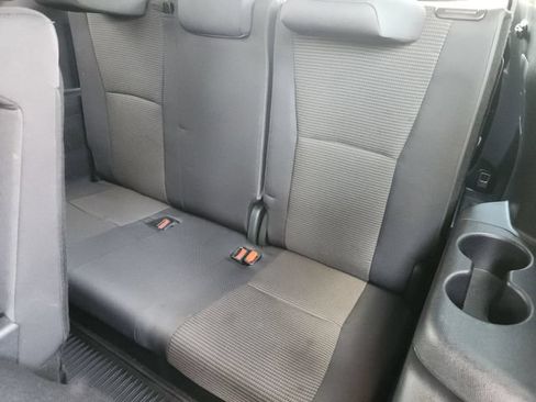 Used 2024 Toyota Highlander LE AWD/4WD image 27