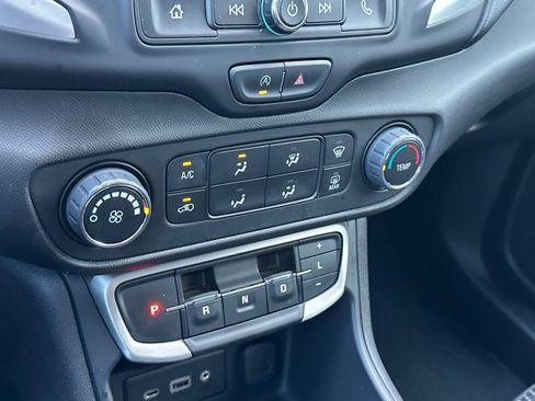 Used 2024 GMC Terrain SLE image 28