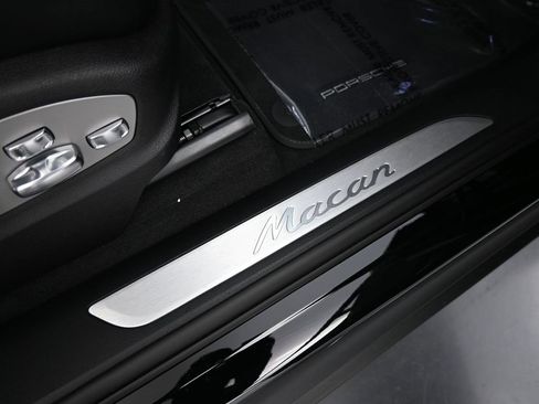 Used 2025 Porsche Macan image 33