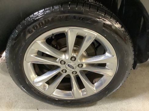 Used 2019 Ford Explorer XLT w/ Equipment Group 202A AWD/4WD image 9
