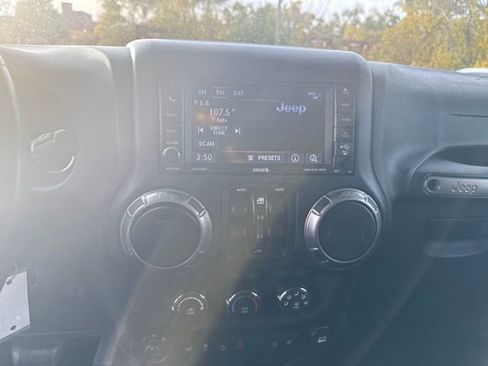 Used 2018 Jeep Wrangler Unlimited Sahara image 18