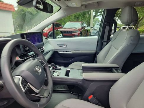 Used 2025 Toyota Sienna XLE FWD image 21