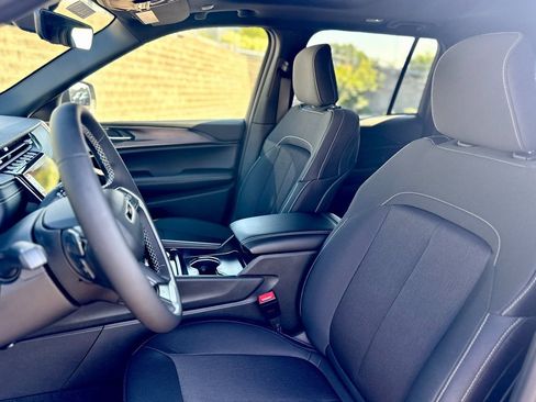 New 2025 Jeep Grand Cherokee Laredo image 3