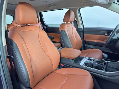 Used 2025 Kia Carnival EX image 43