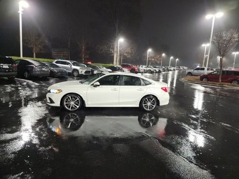 Used 2023 Honda Civic Touring image 4