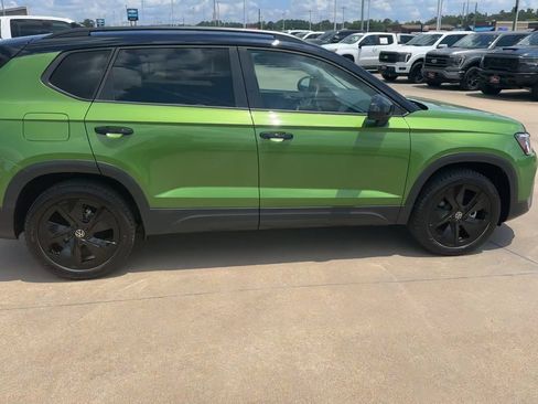 Used 2025 Volkswagen Taos SE FWD image 9