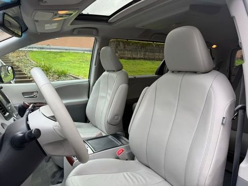 Used 2013 Toyota Sienna XLE w/ Premium Pkg image 21