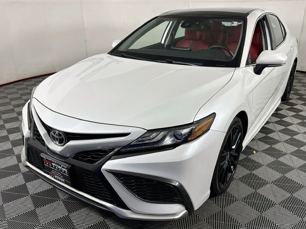 Used 2021 Toyota Camry XSE FWD image 3