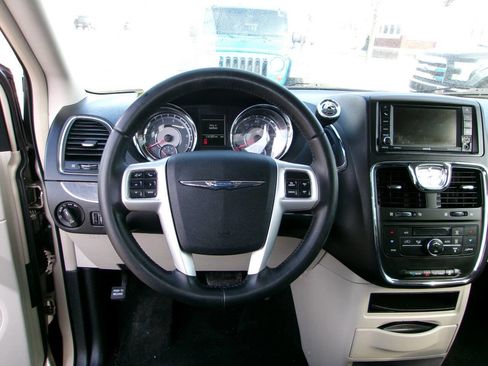 Used 2016 Chrysler Town & Country Touring image 6