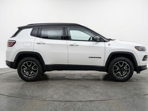 Used 2025 Jeep Compass Trailhawk AWD/4WD image 11