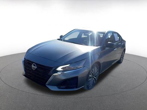 Used 2025 Nissan Altima 2.5 SV FWD image 7