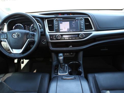 Used 2019 Toyota Highlander XLE FWD image 10