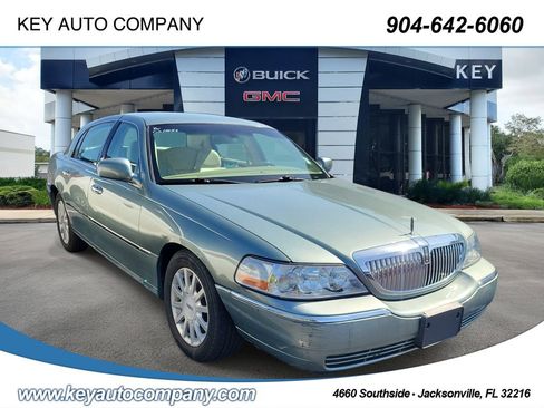 Used 2006 Lincoln Town Car Signature RWD image 1