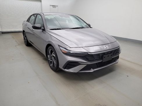 Used 2025 Hyundai Elantra Sport image 13