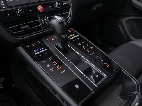 Certified 2025 Porsche Macan image 14