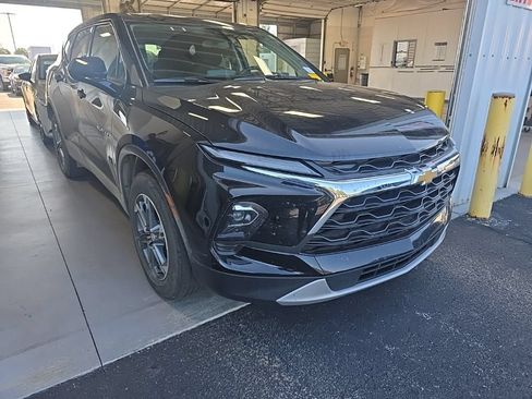 Used 2025 Chevrolet Blazer LT FWD image 1