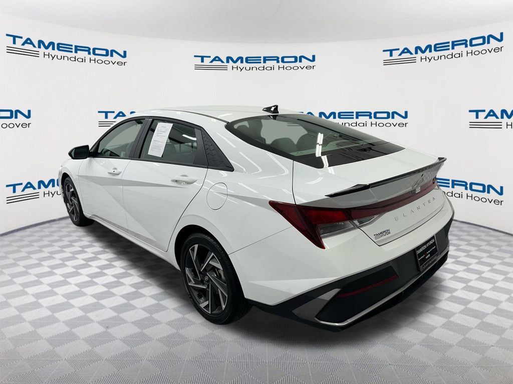 Certified 2025 Hyundai Elantra Sport FWD image 3