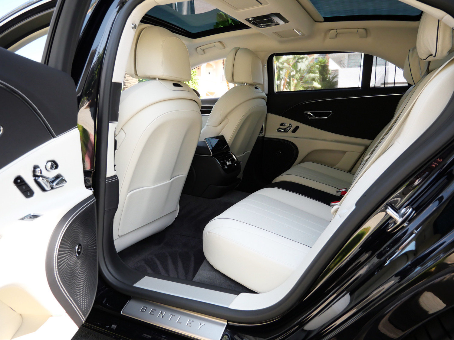 Used 2023 Bentley Flying Spur Plug-In Hybrid AWD/4WD image 21