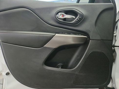 Used 2019 Jeep Cherokee Limited image 18