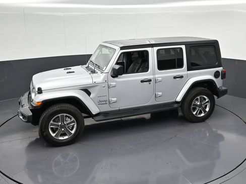 Used 2022 Jeep Wrangler Unlimited Sahara w/ LED Lighting Group AWD/4WD image 26