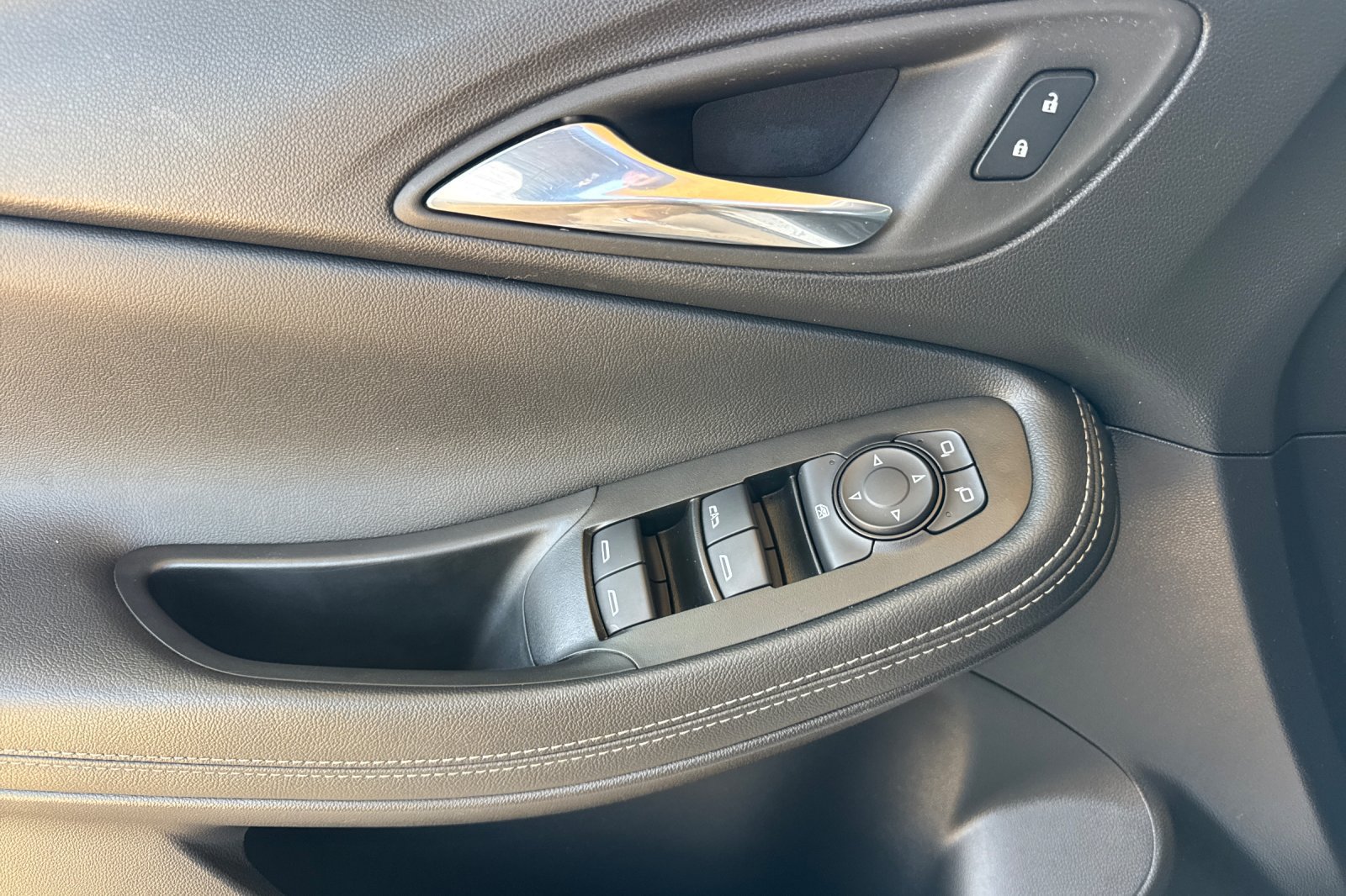 Used 2023 Buick Encore GX Preferred w/ Cold Weather Comfort Package FWD image 12