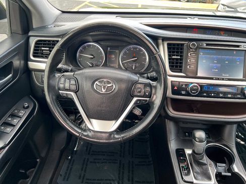 Used 2017 Toyota Highlander XLE w/ Carpet Mat Package AWD/4WD image 36