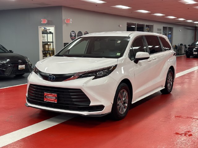 Certified 2025 Toyota Sienna LE FWD image 7