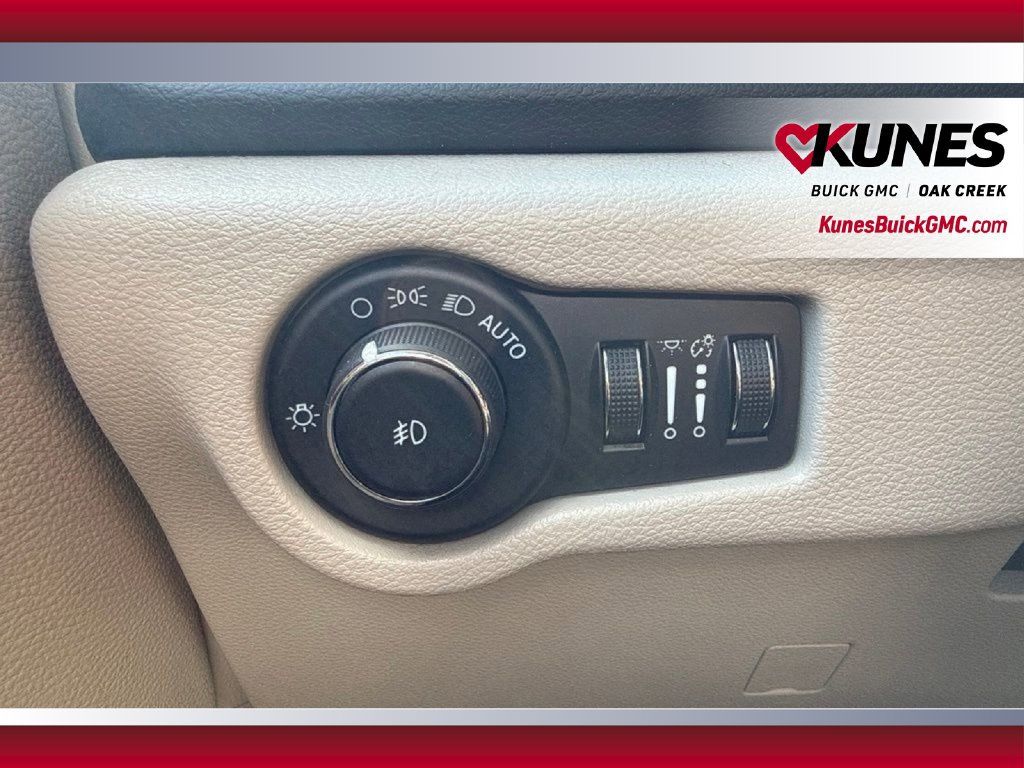 Used 2023 Chrysler Pacifica Touring-L FWD image 22