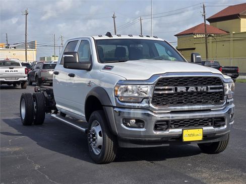 Used 2024 RAM 5500 Tradesman w/ Chrome Appearance Group AWD/4WD image 3