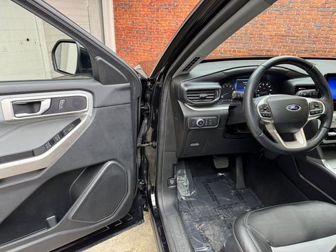 Certified 2022 Ford Explorer XLT w/ Equipment Group 202A image 9