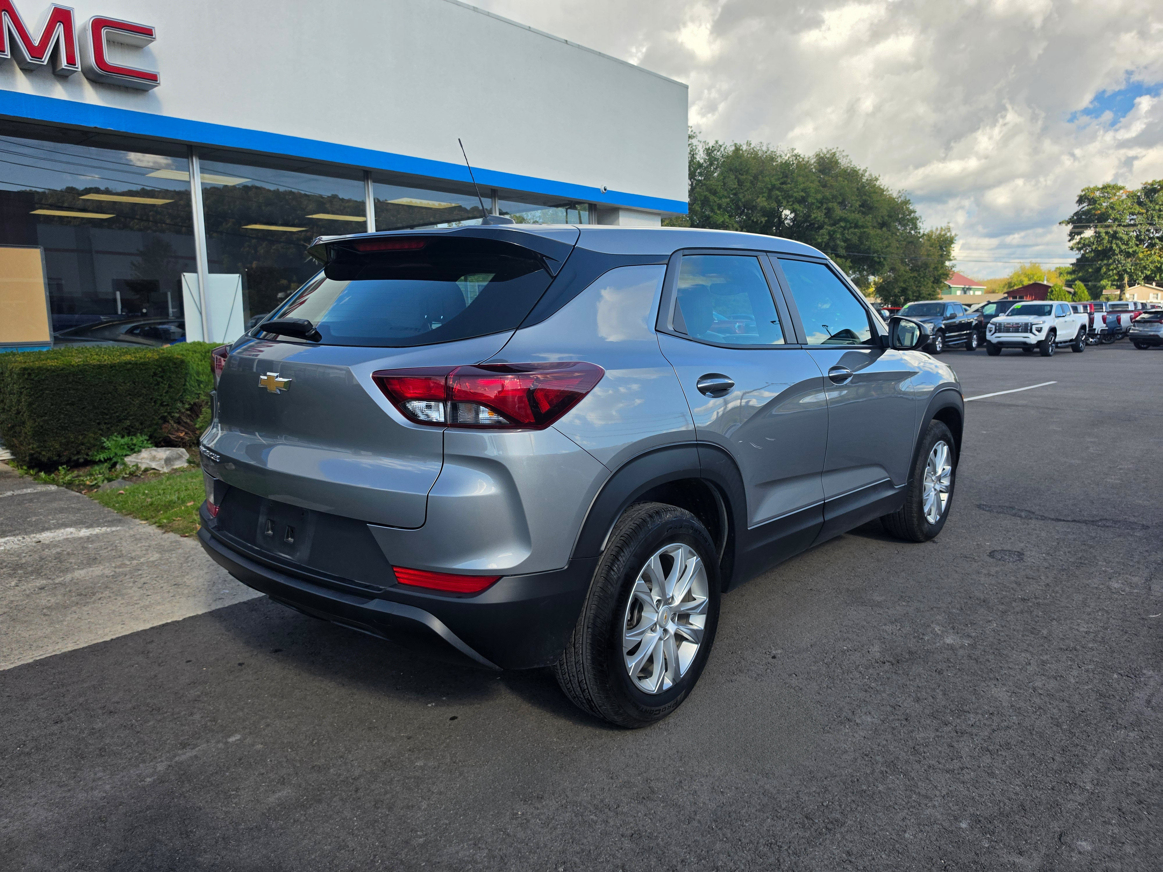 Used 2023 Chevrolet TrailBlazer LS FWD image 3